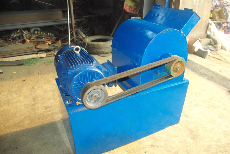 粉餅機(jī)，碎餅機(jī)，大餅打碎機(jī)，花生茶籽大豆餅粉碎機(jī)