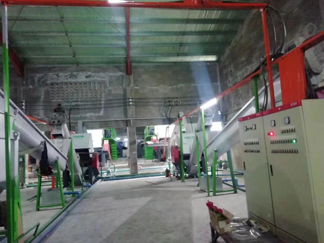 大型PET礦泉水瓶篩選、預(yù)洗、破碎、清洗 熱堿酸洗回收第二套大型生產(chǎn)線(POY級(jí)）